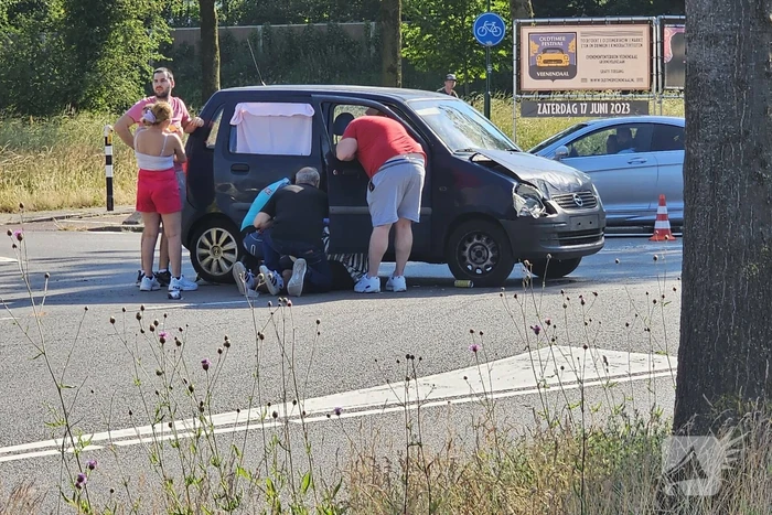 Twee auto's botsen op kruising