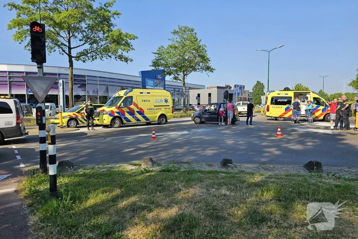 Twee auto's botsen op kruising