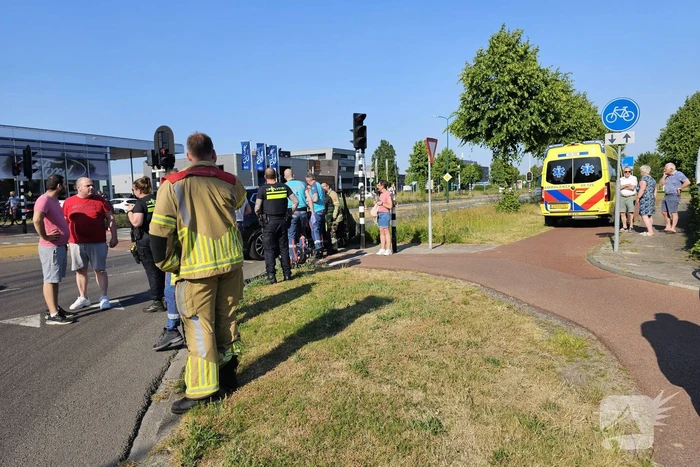 Twee auto's botsen op kruising