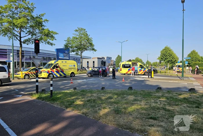 Twee auto's botsen op kruising