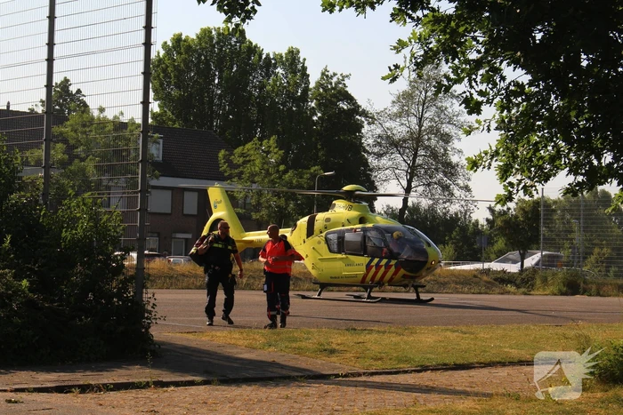 Traumahelikopter landt op voetbalveld