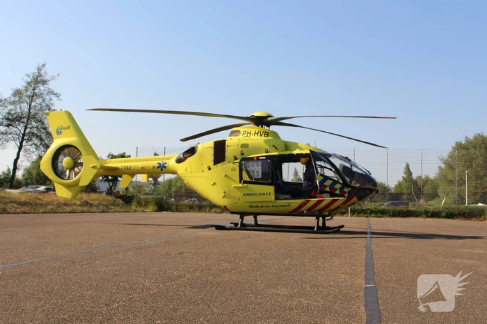 Traumahelikopter landt op voetbalveld