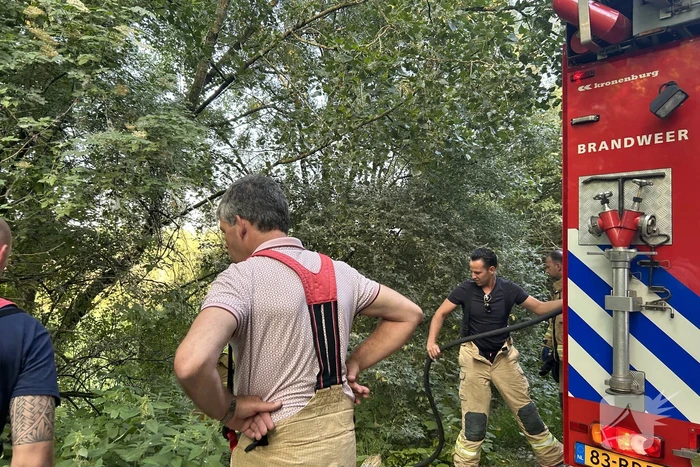 Brandweer blust brand in bosgebied