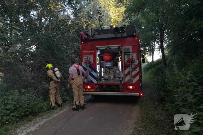 Brandweer blust brand in bosgebied