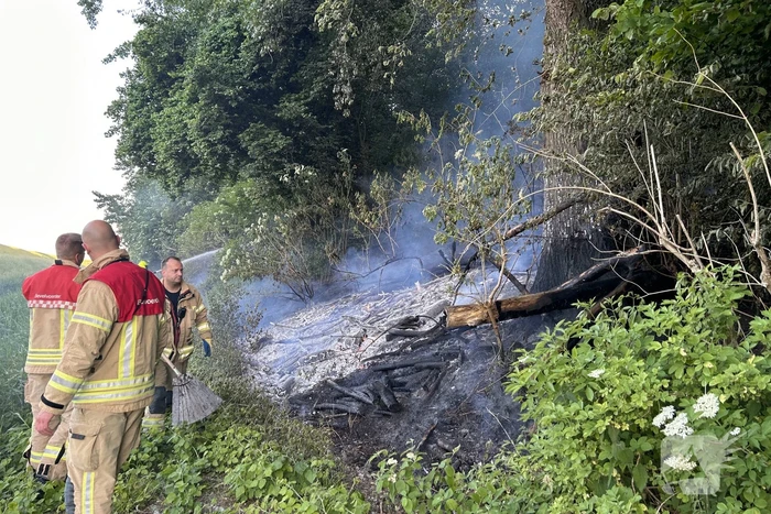 Brandweer blust brand in bosgebied