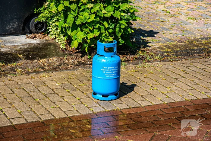 Gasfles vat vlam tijdens onkruidverbranden