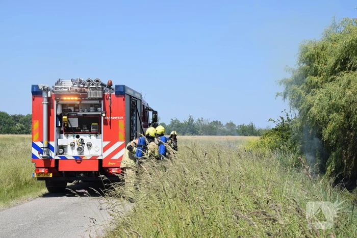 Brand in weiland berm en schuur