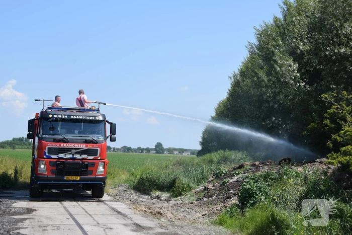 Brand in weiland berm en schuur