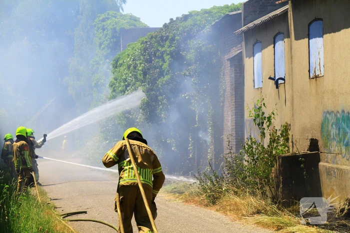 Brandweer voorkomt overslag naar loods