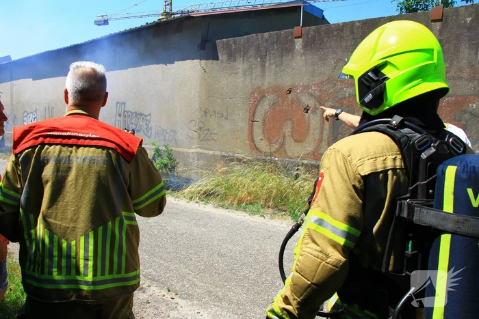Brandweer voorkomt overslag naar loods