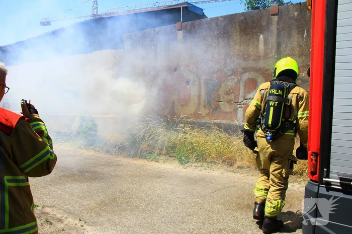 Brandweer voorkomt overslag naar loods