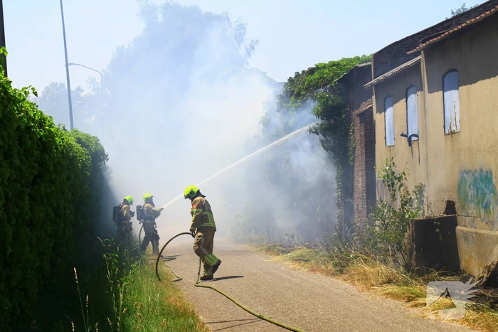 Brandweer voorkomt overslag naar loods