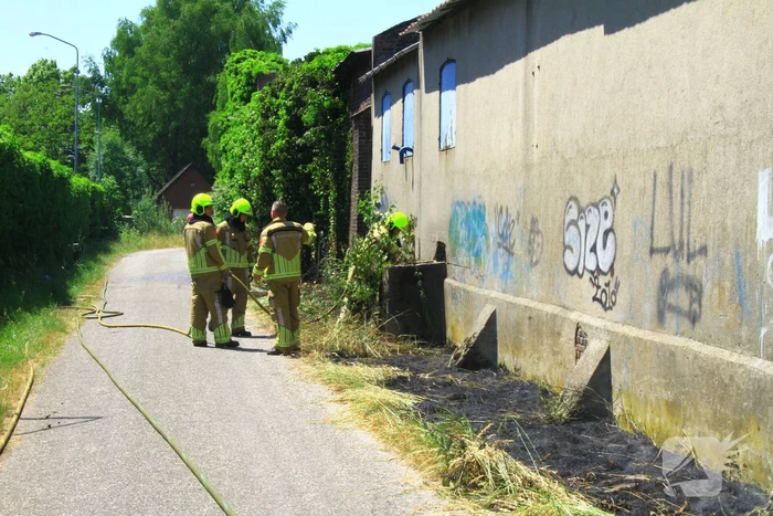 Brandweer voorkomt overslag naar loods