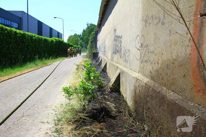 Brandweer voorkomt overslag naar loods
