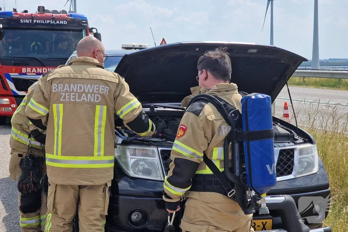 Brandweer controleert auto op brand