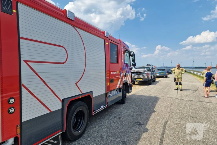 Brandweer controleert auto op brand