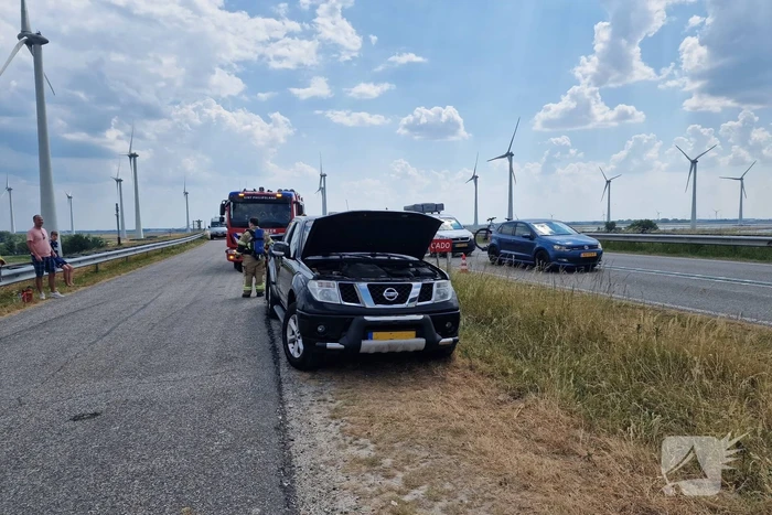 Brandweer controleert auto op brand