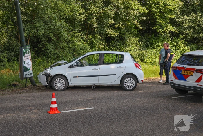 Automobiliste eindigt tegen paal