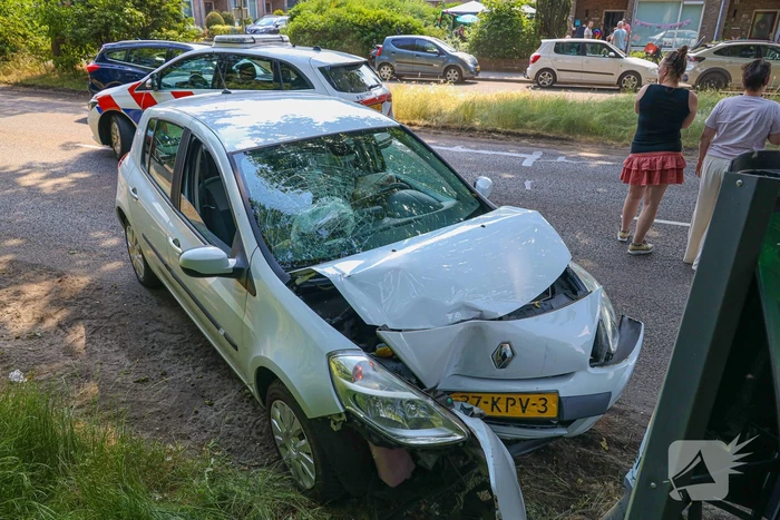 Automobiliste eindigt tegen paal