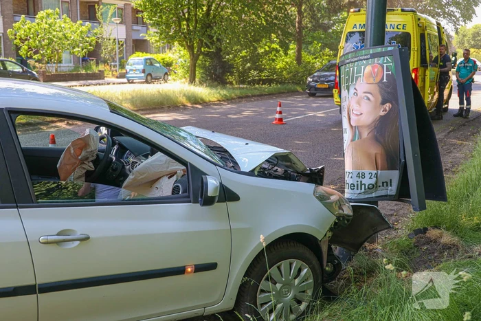 Automobiliste eindigt tegen paal