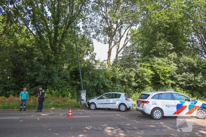 Automobiliste eindigt tegen paal