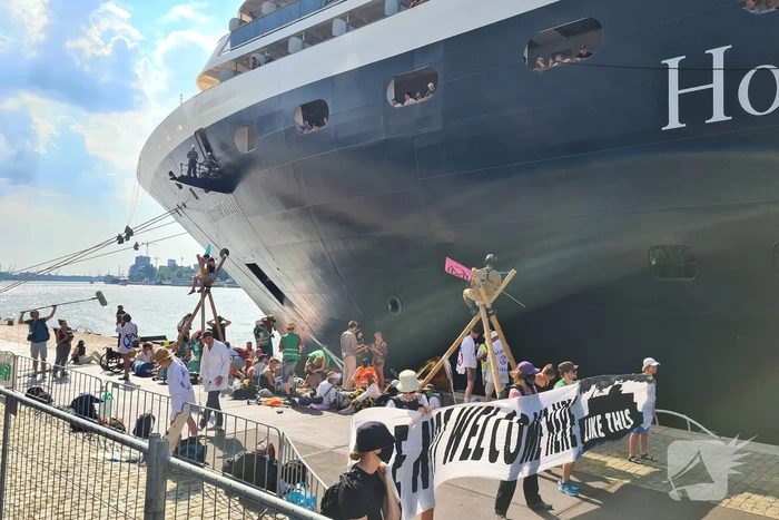 Extinction Rebellion blokkeert Holland America Line