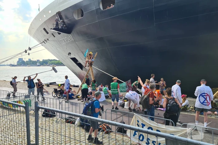 Extinction Rebellion blokkeert Holland America Line