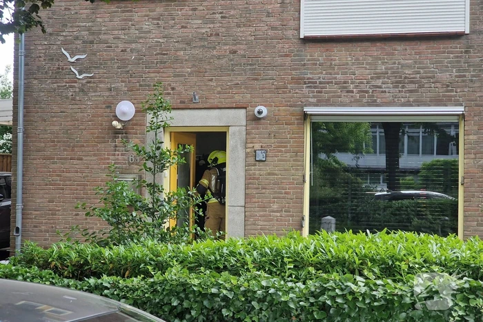 Brandweer ventileert woning na mogelijke brand