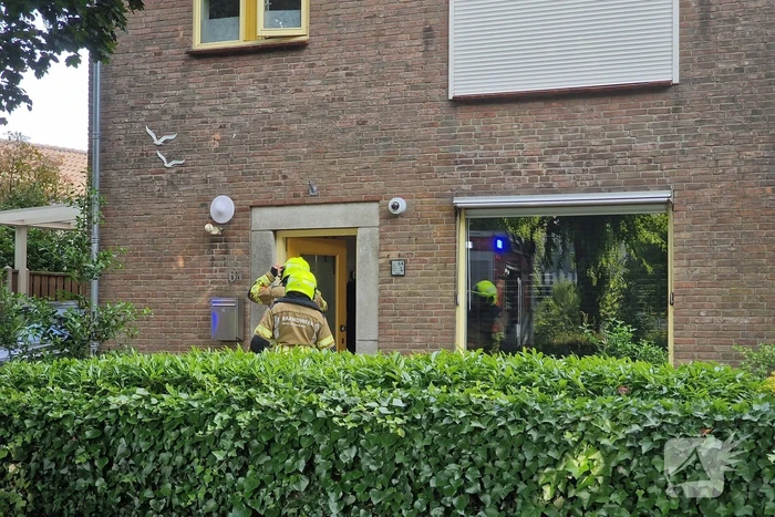 Brandweer ventileert woning na mogelijke brand