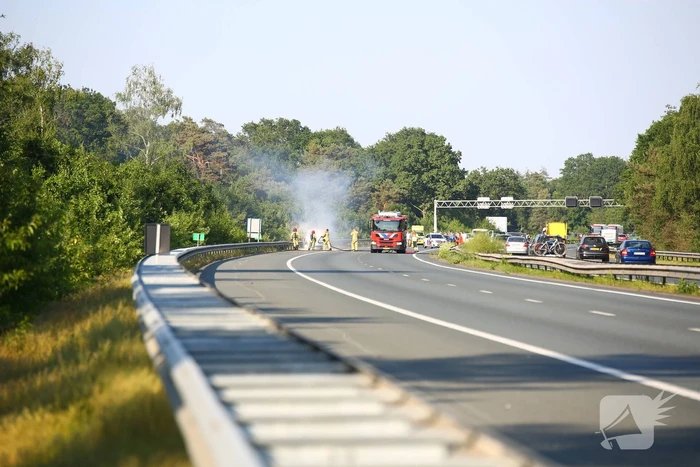 Snelweg afgesloten vanwege voertuigbrand
