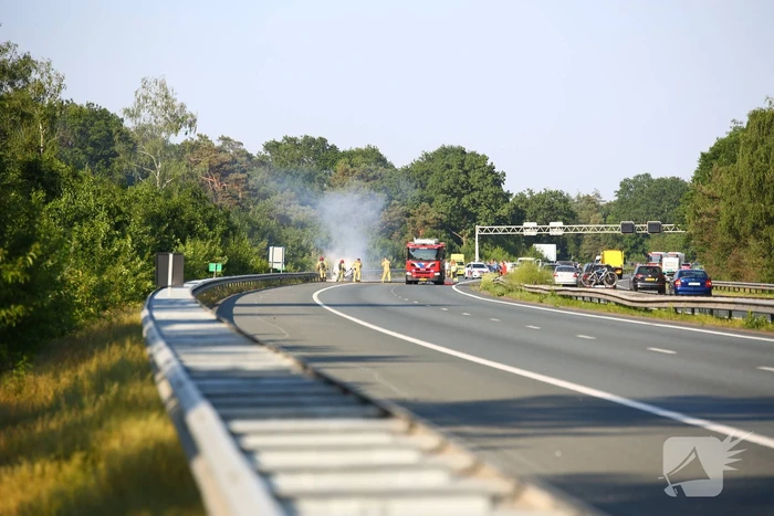 Snelweg afgesloten vanwege voertuigbrand