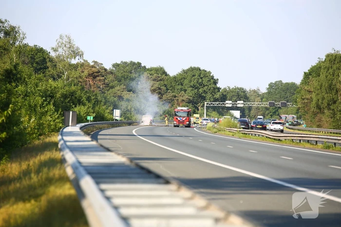 Snelweg afgesloten vanwege voertuigbrand