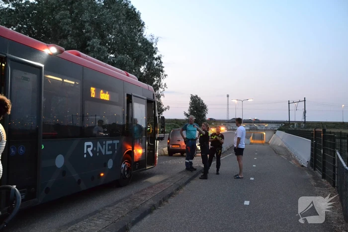 Lijnbus en bestelbus in botsing door inhaalactie