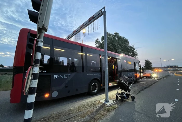 Lijnbus en bestelbus in botsing door inhaalactie