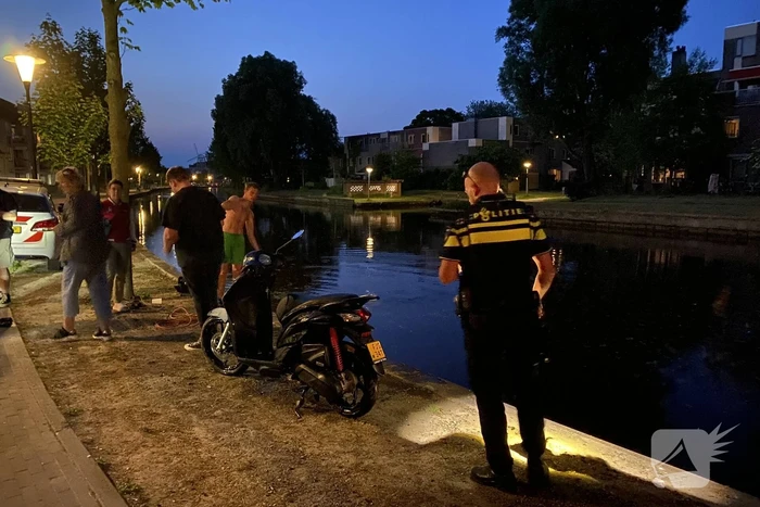 Scooterrijder onder invloed raakt te water