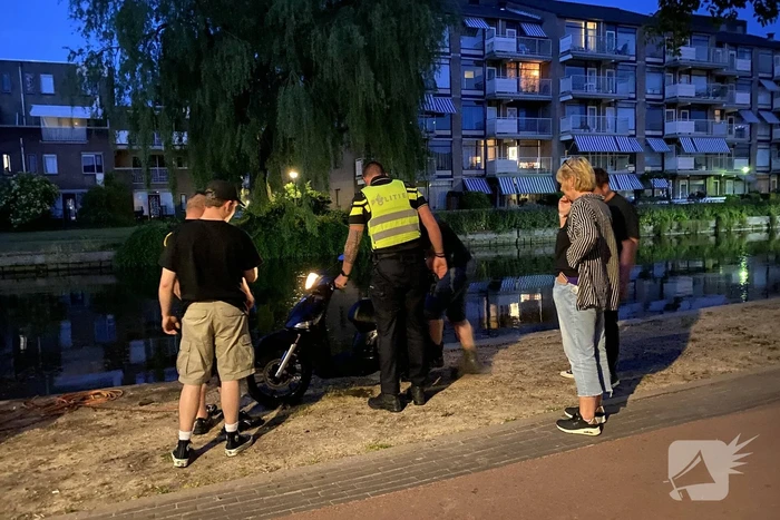 Scooterrijder onder invloed raakt te water