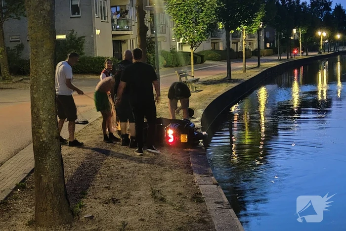 Scooterrijder onder invloed raakt te water