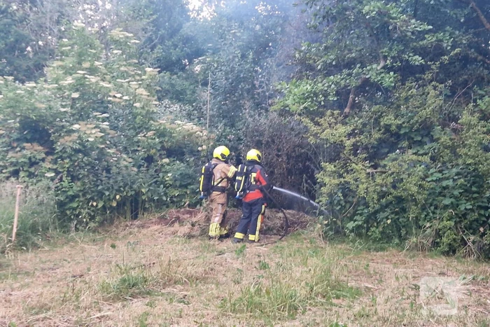Brandweer blust hooibrand