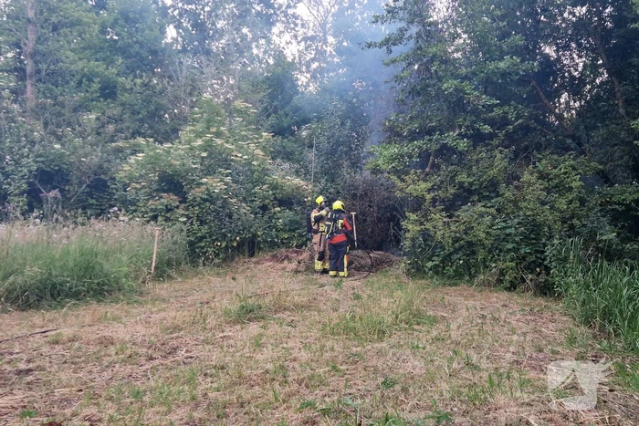 Brandweer blust hooibrand