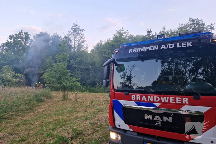 Brandweer blust hooibrand