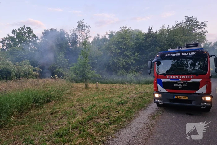 Brandweer blust hooibrand