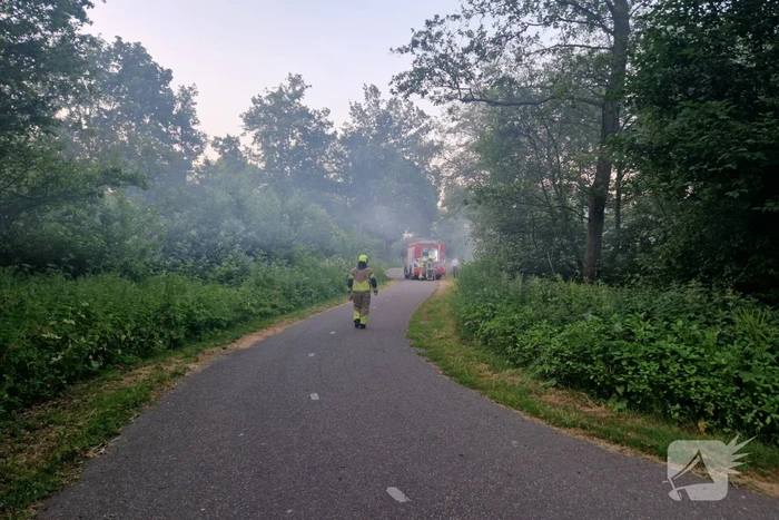 Brandweer blust hooibrand