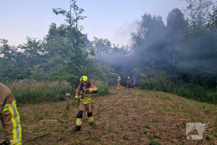 Brandweer blust hooibrand