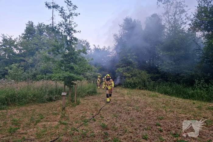 Brandweer blust hooibrand