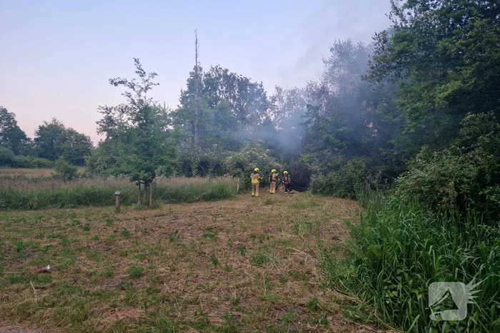 Brandweer blust hooibrand