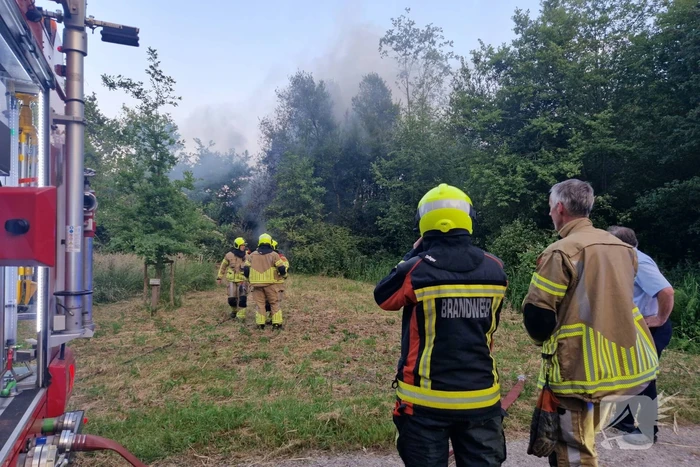Brandweer blust hooibrand