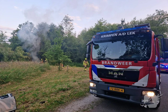 Brandweer blust hooibrand