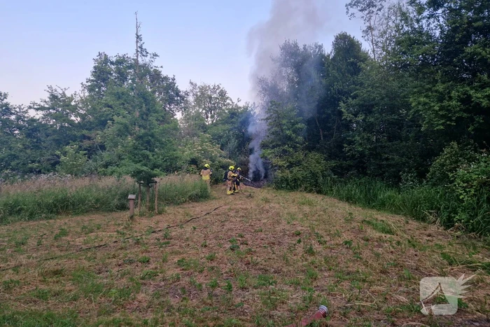 Brandweer blust hooibrand