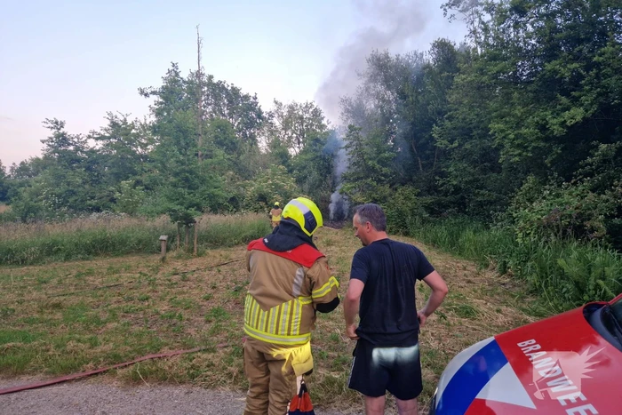 Brandweer blust hooibrand