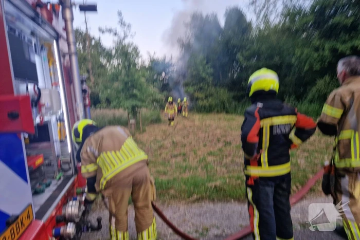 Brandweer blust hooibrand